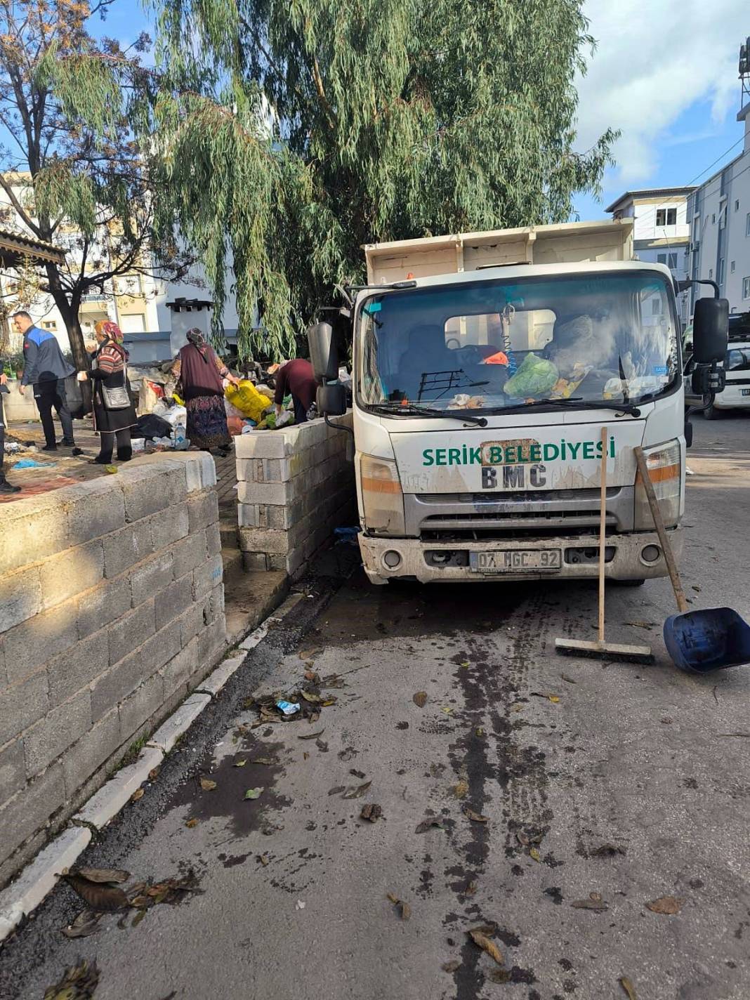 Bütün apartman 10 yıldır çöp kokusuyla yaşıyordu: İki kamyonla anca taşındı! Mide bulandıran görüntüler 8